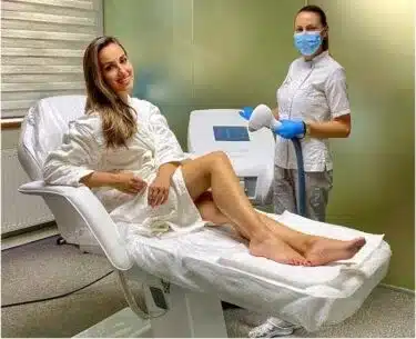 Epilare definitiva inghinal: câte ședințe, preț și pregătire (Ghid 2026) 2 Specialist care explică prețul și numărul de ședințe pentru epilarea definitivă inghinală la consultație