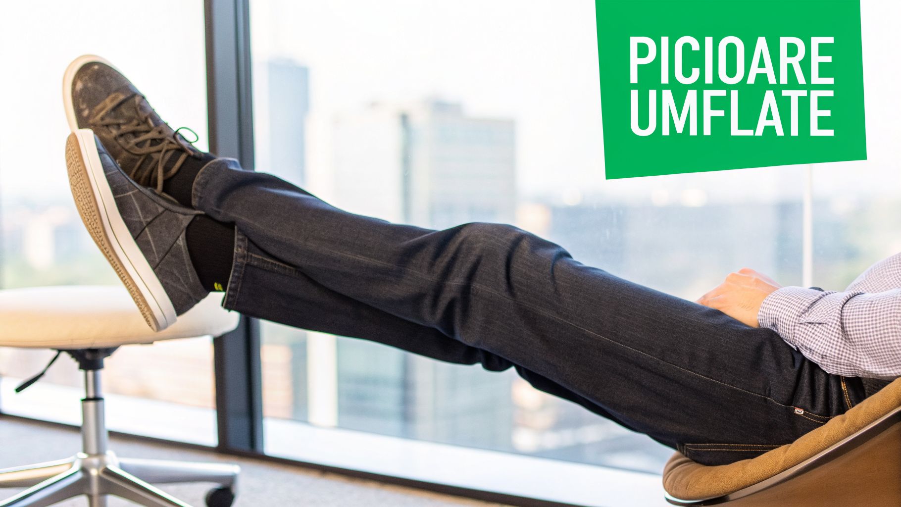 O persoană își odihnește picioarele ridicate pe un scaun de birou, purtând blugi și adidași, cu textul 'PICIOARE UMFLATE' vizibil.