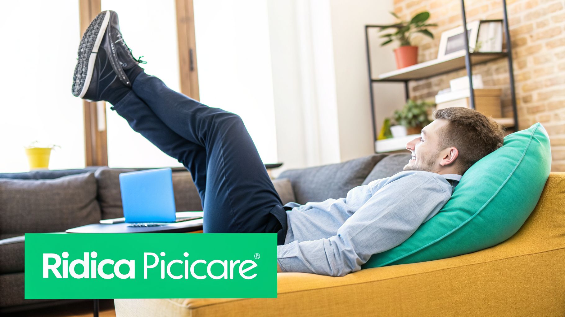 Remedii pentru picioare umflate: soluții eficiente pentru confort zilnic 2 Un bărbat zâmbitor se relaxează pe o canapea cu picioarele ridicate, lângă un laptop și logo-ul Ridica Picicare.
