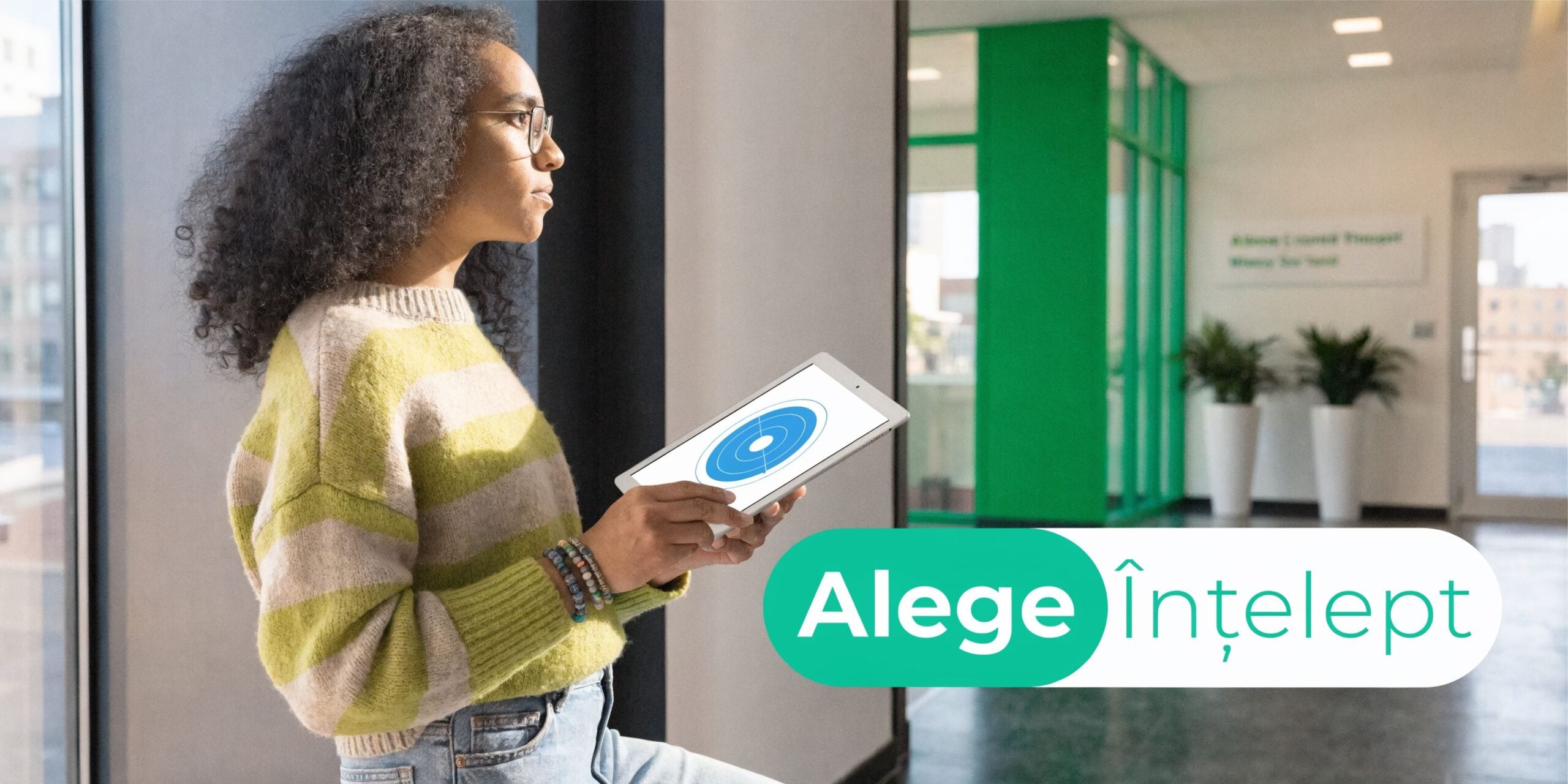 Aparat de slabit: Tratamente inovatoare pentru slăbire 2 O tânără analizează date pe o tabletă într-un birou modern cu un design interior luminos și verde.